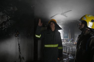 NOIDA, INDIA JANUARY 14, 2024: Bir evin içindeki yangını söndürmeye çalışan bir itfaiye ekibi ve 25. Sektördeki üç kişinin kurtarılması