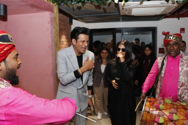 NEW DELHI, INDIA 14 ARALIK 2024: Bollywood aktörleri Manoj Bajpayee ve Konkona Sen Sharma, HT City ile yaptıkları özel söyleşide OTT serisi Katil Çorbası 'nın tanıtımı için