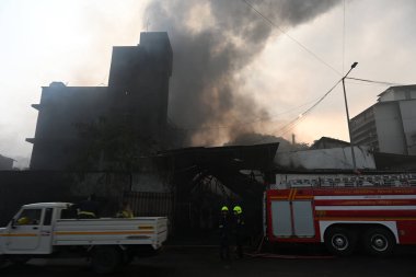NAVI MUMBAI, INDIA JANUARY 4: MIDC Pawane 'deki Mehk Kimya şirketinde 4 Ocak 2024 tarihinde büyük bir yangın patlak verdi..