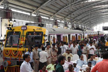 NAVI MUMBAI, INDIA - 12 Ocak 2024: Uran 'dan Nerul' a giden trenlerde Uran 'da Başbakan Narendra Modi bayrakları tarafından 12 Ocak 2024' te Hindistan 'ın Navi Mumbai kentinde havalanan banliyöler.