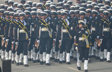 NEW DELHI, INDIA JANUARY 26, 2024: Hint Sahil Güvenlik birlikleri, Kartavya Yolu 2024 'teki 75. Cumhuriyet Günü Geçidi sırasında selamlama üssünün yanından geçtiler.