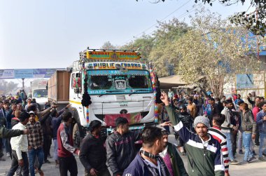 GHAZIABAD, INDIA JANUARY 2, 2024: Loha Mandi yakınlarındaki GT yolunda vur-kaç yasasını protesto eden kamyon şoförleri