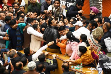 NEW DELHI, INDIA JANUARY 15: Muhalefet konseyi, kurulana kadar Beyaz Saray 'da daimi komitenin yelek yetkisinin tartışılması ve yerel alışveriş merkezlerindeki mühürlerin kaldırılmasıyla ilgili konular hakkında sloganlar attı