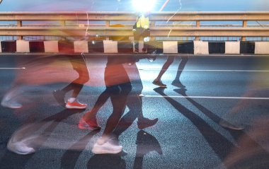 Mumbai, Hindistan - 21 Ocak 2024: 21 Ocak 2024 'te Hindistan' ın Mumbai kentinde düzenlenen bir maratona katılanlar Bandra-Worli deniz köprüsünde koşuyorlar.