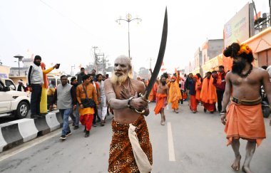 AYODHYA, INDIA JANUARY 21, 2024: Bir grup Sadhu, 21 Ocak 2024 tarihinde Hindistan 'ın Ayodhya kentinde kutsama töreninin arifesinde Hanuman Garhi tapınağında namaz kıldıktan sonra bir geçit töreni düzenledi..