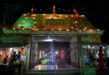 NOIDA, INDIA JANUARY 21, 2024: Sektör 19 'daki Sanatan Dharma Mandir, Ram Mandir' in gelecek vakıf günü için ışıklarla süslenmiştir