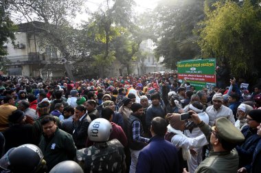 NOIDA, INDIA - 18 Ocak 2024: Bharatiya Kisan Parishad (BKP) çiftçileri Noida otoritesinin kapılarından birini kilitledi ve 18 Ocak 2024 tarihinde Noida, Hindistan 'da arazi tazminatı ve rehabilitasyon tesisleri talep etti.. 