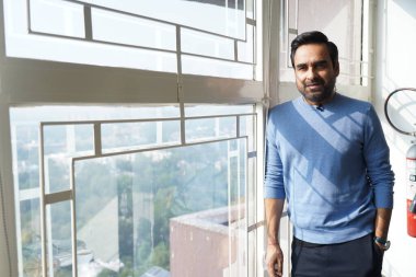 NEW DELHI, INDIA 5 Aralık 2023: Bollywood oyuncusu Pankaj Tripathi, 5 Aralık 2023 tarihinde Hindistan 'ın Yeni Delhi kentinde HT City ile özel bir röportaj sırasında poz verdi. 