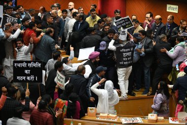 NEW DELHI, INDIA JANUARY 15, 2024: Delhi Belediye Başkanı Shelly Oberoi, Sivil Merkezi 'nde düzenlenen özel MCD ev toplantısında Delhi AAP Hükümetini protesto eden BJP MCD Konsey Üyeleri olarak açıklama yaptı