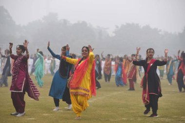 GURUGRAM, INDIA JANUARY 24: 24 Ocak 2024 'te Hindistan' ın Gurugram kentinde, Rajiv Chowk yakınlarındaki Sektör-38 'de, Tau Devi Lal Stadyumu' ndaki Cumhuriyet Günü Geçit Töreni için yapılan Full Dress Provalarında sahne alan öğrenciler görülüyor.