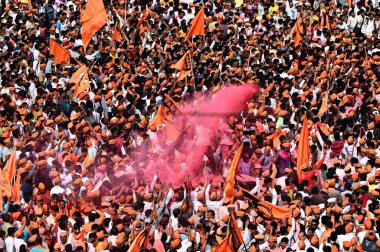 NAVI MUMBAI, INDIA - 27 Ocak 2024: Maratha Quota aktivisti Manoj Jarange Patil, Maharashtra CM Eknath Shinde Hükümeti 'nin tüm taleplerini kabul etmesi üzerine, Chhatrapati Shivaji Maharaj Chowk Vashi' de büyük bir kalabalık toplandı..