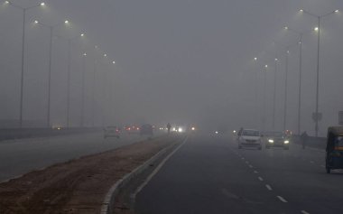 GURUGRAM, INDIA JANUARY 11, 2024: Yoğun bir sis tabakası Umang Bhardwaj Boğazı yakınlarındaki 10a sektöründe bir yolu yutuyor