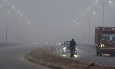 GURUGRAM, INDIA JANUARY 11, 2024: Yoğun bir sis tabakası Umang Bhardwaj Boğazı yakınlarındaki 10a sektöründe bir yolu yutuyor