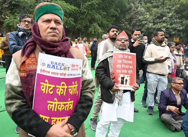 NEW DELHI, INDIA JANUARY 6, 2024: EVM Hatao Sanyukt Morcha sitesinin aktivistleri bir gün Dharna 'nın VVVPAT' ın kaldırılmasını ve Jantar Mantar 'daki seçimler için oy pusulası getirilmesini talep etmesini protesto ettiler