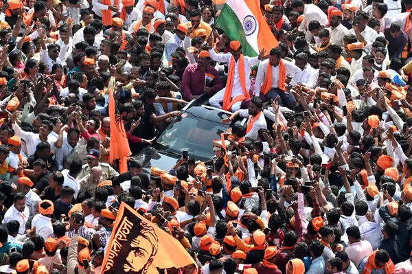 MUMBAI, INDIA - 27 Ocak 2024: Maratha lideri Manoj Jarange Patil ve destekçileri, 27 Ocak 2024 tarihinde, Mumbai, Hindistan 'da Chhatrapati Shivaji Maharaj Chowk Vashi' de toplandı.. 