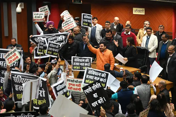 NEW DELHI, INDIA JANUARY 15, 2024: Delhi Belediye Başkanı Shelly Oberoi, Sivil Merkezi 'nde düzenlenen özel MCD ev toplantısında Delhi AAP Hükümetini protesto eden BJP MCD Konsey Üyeleri olarak açıklama yaptı