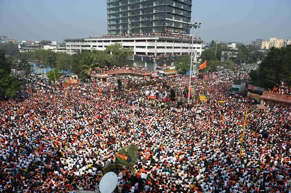 stock image NAVI MUMBAI, INDIA - JANUARY 27, 2024: Huge Crowd gather at Chhatrapati Shivaji Maharaj Chowk Vashi, as Maratha Quota activist Manoj Jarange Patil ends protest after Maharashtra CM Eknath Shinde Government accepts all demands.