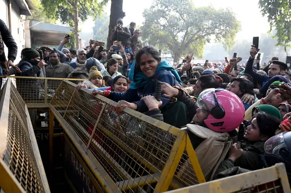 NOIDA, INDIA - 18 Ocak 2024: Bharatiya Kisan Parishad (BKP) çiftçileri Noida otoritesinin kapılarından birini kilitledi ve 18 Ocak 2024 tarihinde Noida, Hindistan 'da arazi tazminatı ve rehabilitasyon tesisleri talep etti.. 