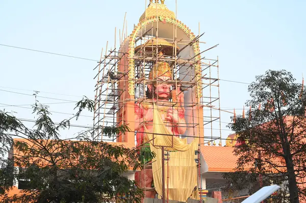 NEW DELHI, INDIA - 10 HAZİRAN: 10 Ocak 2024 'te Doğu Delhi' deki Geeta Kolonisi 'nde, Shri Ram Tapınağı (Ram Mandir) Ayodhya Uttar Pradesh' in 51 ayaklı heykelini hazırlayan işçiler açılacak.