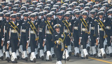 NEW DELHI, INDIA JANUARY 26, 2024: Hint Sahil Güvenlik birlikleri, Kartavya Yolu 2024 'teki 75. Cumhuriyet Günü Geçidi sırasında selamlama üssünün yanından geçtiler.