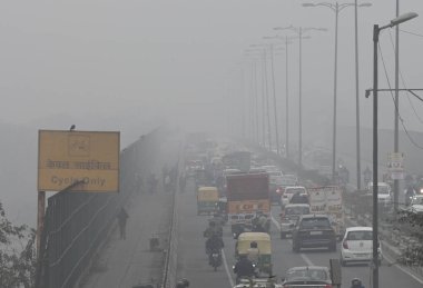NEW DELHI, INDIA JANUARY 24: Pusta Road Geeta kolonisindeki sisli ve soğuk hava gününün görüntüsü, 24 Ocak 2024, Yeni Delhi, Hindistan. 