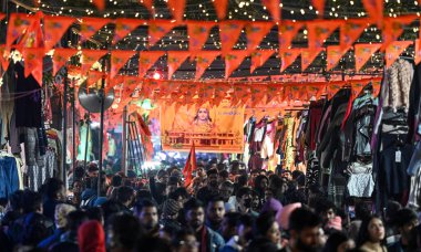 NEW DELHI, INDIA JANUARY 20, 2024: Ayodhya 'daki Shri Ram tapınağının önündeki safran bayraklarıyla süslenmiş Bangali Pazarı manzarası