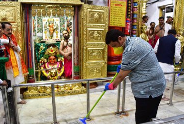 MUMBAI, INDIA - 16 Ocak 2024 tarihinde, Maharashtra Genel Başkan Yardımcısı Devendra Fadnavis, Mumbai, Hindistan 'da Mumbadevi Mandir' de bir temizlik gezisine katıldı. Başbakan Narendra Modi tapınakları temizleme çağrısı yaptı 