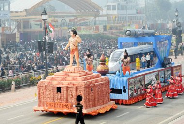 NEW DELHI, INDIA JANUARY 26, 2024: Kartavya Yolu 'nda 75. Cumhuriyet Günü Geçit Töreni sırasında Uttar Pradesh devleti tablosunun yanında sanatçılar gösteri yapıyor