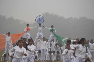 GURUGRAM, INDIA JANUARY 24: 24 Ocak 2024 'te Hindistan' ın Gurugram kentinde, Rajiv Chowk yakınlarındaki Sektör-38 'de, Tau Devi Lal Stadyumu' ndaki Cumhuriyet Günü Geçit Töreni için yapılan Full Dress Provalarında sahne alan öğrenciler görülüyor.