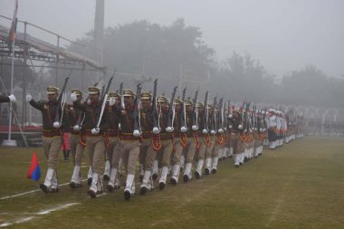 GURUGRAM, INDIA JANUARY 24: 24 Ocak 2024 'te Hindistan' ın Gurugram kentinde, Rajiv Chowk yakınlarındaki Sektör-38 'de, Tau Devi Lal Stadyumu' nda düzenlenen Cumhuriyet Günü Geçit Töreni için yapılan Tam Giysi Provaları sırasında Haryana polisinden oluşan bir grup geçti.. 