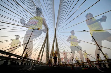 Mumbai, Hindistan - 21 Ocak 2024: 21 Ocak 2024 'te Hindistan' ın Mumbai kentinde düzenlenen bir maratona katılanlar Bandra-Worli deniz köprüsünde koşuyorlar.