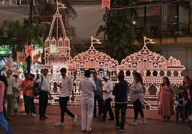 MUMBAI, INDIA - 22 Ocak 2024: İnsanlar 22 Ocak 2024 tarihinde Hindistan 'ın Mumbai kentindeki Malabar Tepeleri' nde Başbakan Narendra Modi 'nin Ayodhya' daki açılışı sırasında aydınlatıldığı üzere Ambani 'nin evi Antilia' nın dışında selfie çekiyorlar..