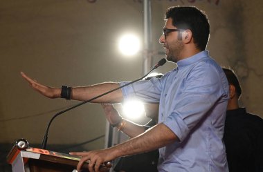 MUMBAI, INDIA JANUARY 6: Yuva Sena Chief ve Shiv Sena MLA Aaditya Thackeray, 6 Ocak 2024 tarihinde Girgaon, Hindistan 'da ilk Shiv Sainik Rallisi' nde bir konuşma yaptılar.. 