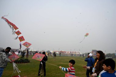 NEW DELHI, INDIA JANUARY 13, 2024: İlk uluslararası uçurtma festivalinde insanlar uçurtma uçuruyor- Patang Utsav Baansera 'da Delhi LG VK Saxena' nın açılışında, Sarai Kale Khan nehrinin kıyısındaki ilk bambu temalı parkı