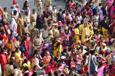 MUMBAI, INDIA, JANUARY 3, 2024: Anganwadi işçileri 3 Ocak 2024 'te Hindistan' ın Mumbai kentinde Azad Meydan 'da yaptıkları protesto sırasında yolu kapattılar. İşçiler, kendilerine bahşiş vermedikleri için devlet yönetimini protesto ediyorlar..