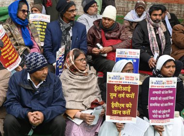 NEW DELHI, INDIA JANUARY 6, 2024: EVM Hatao Sanyukt Morcha sitesinin aktivistleri bir gün Dharna 'nın VVVPAT' ın kaldırılmasını ve Jantar Mantar 'daki seçimler için oy pusulası getirilmesini talep etmesini protesto ettiler