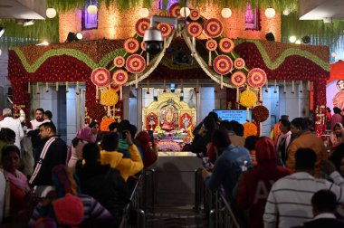 YENİ DELHI, INDIA JANUARY 1: fanatikler Yeni Yıl 'ın ilk günü, 1 Ocak 2024' te Yeni Delhi, Hindistan 'da namaz kılmak için Jhandewalan Tapınağını ziyaret ederler. 