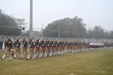 GURUGRAM, INDIA JANUARY 24: 24 Ocak 2024 'te Hindistan' ın Gurugram kentinde, Rajiv Chowk yakınlarındaki Sektör-38 'de, Tau Devi Lal Stadyumu' nda düzenlenen Cumhuriyet Günü Geçit Töreni için yapılan Tam Giysi Provaları sırasında Haryana polisinden oluşan bir grup geçti.. 