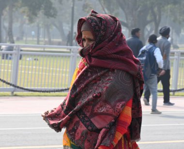 NEW DELHI, İNDİYA HAZİRAN 2, 2024: Kartavya Yolu 'ndaki soğuk hava koşullarında insanlar