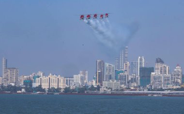 MUMBAI, INDIA JANUARY 14 Ocak 2024: Hindistan Hava Kuvvetleri, Hindistan 'ın Mumbai kentinde 14 Ocak 2024 tarihinde Hindistan Hava Kuvvetleri ile yerel toplum arasında daha derin bir bağlantı kurma ve farkındalık yaratma amaçlı bir uçuş gösterisi düzenledi..