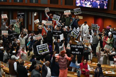 NEW DELHI, INDIA JANUARY 15, 2024: Delhi Belediye Başkanı Shelly Oberoi, Sivil Merkezi 'nde düzenlenen özel MCD ev toplantısında Delhi AAP Hükümetini protesto eden BJP MCD Konsey Üyeleri olarak açıklama yaptı