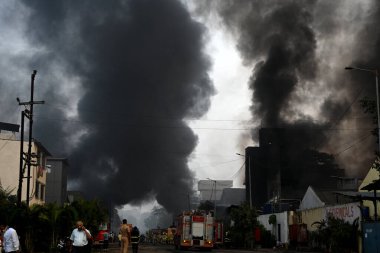 NAVI MUMBAI, INDIA JANUARY 4: MIDC Pawane 'deki Mehk Kimya şirketinde 4 Ocak 2024 tarihinde büyük bir yangın patlak verdi..