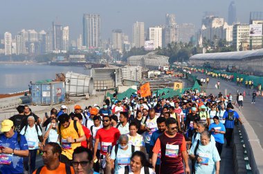 MUMBAI, INDIA - 21 HAZİRAN 2024: 21 Ocak 2024 'te Hindistan' da düzenlenen TATA Mumbai Maratonu sırasında koşan katılımcılar. 