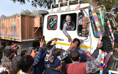 GHAZIABAD, INDIA JANUARY 2, 2024: Loha Mandi yakınlarındaki GT yolunda vur-kaç yasasını protesto eden kamyon şoförleri