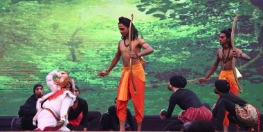 NEW DELHI, INDIA - 19 Ocak 2024: Hindistan 'ın 7. Ramayana Mela sürümü sırasında Malezya Sanatçısı (Ramayana Güzel Sanatlar Tapınağı) performansı sergileyen Malezya Sanatçısı formu - 2024, Purana Qila, Mathura Road