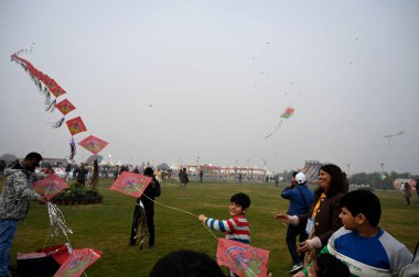 NEW DELHI, INDIA JANUARY 13, 2024: İlk uluslararası uçurtma festivalinde insanlar uçurtma uçuruyor- Patang Utsav Baansera 'da Delhi LG VK Saxena' nın açılışında, Sarai Kale Khan nehrinin kıyısındaki ilk bambu temalı parkı