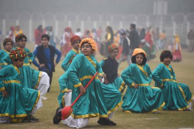 GURUGRAM, INDIA JANUARY 24: 24 Ocak 2024 'te Hindistan' ın Gurugram kentinde, Rajiv Chowk yakınlarındaki Sektör-38 'de, Tau Devi Lal Stadyumu' ndaki Cumhuriyet Günü Geçit Töreni için yapılan Full Dress Provalarında sahne alan öğrenciler görülüyor.