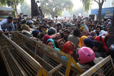 NOIDA, INDIA - 18 Ocak 2024: Bharatiya Kisan Parishad (BKP) çiftçileri Noida otoritesinin kapılarından birini kilitledi ve 18 Ocak 2024 tarihinde Noida, Hindistan 'da arazi tazminatı ve rehabilitasyon tesisleri talep etti.. 