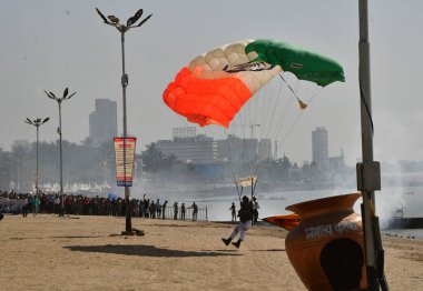 MUMBAI, INDIA JANUARY 14 Ocak 2024: Hindistan Hava Kuvvetleri, Hindistan 'ın Mumbai kentinde 14 Ocak 2024 tarihinde Hindistan Hava Kuvvetleri ile yerel toplum arasında daha derin bir bağlantı kurma ve farkındalık yaratma amaçlı bir uçuş gösterisi düzenledi..