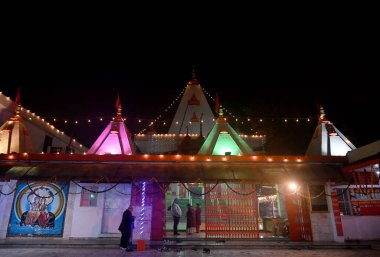 NOIDA, INDIA JANUARY 21, 2024: Sektör 19 'daki Sanatan Dharma Mandir, Ram Mandir' in gelecek vakıf günü için ışıklarla süslenmiştir
